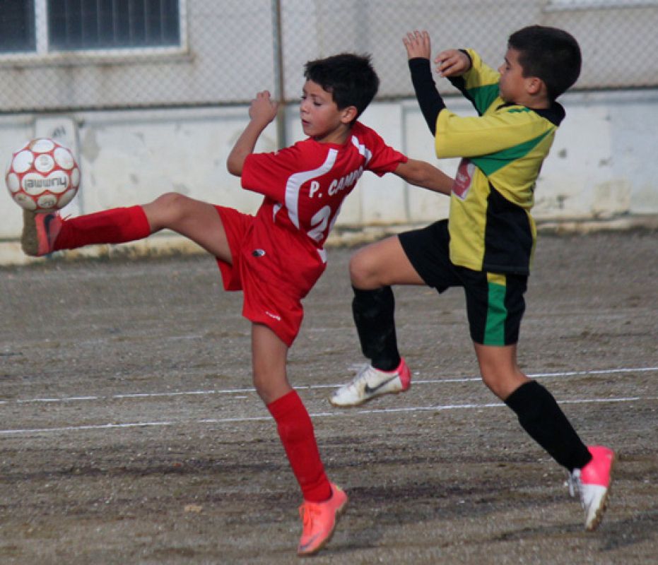 Jugar al fútbol hace sentir que lo importancia de mis compañeros para mí y me hace sentirme importante para ellos. Me divierte mucho y hace que quiera esforzarme en los entrenamientos para jugar bien los partidos.