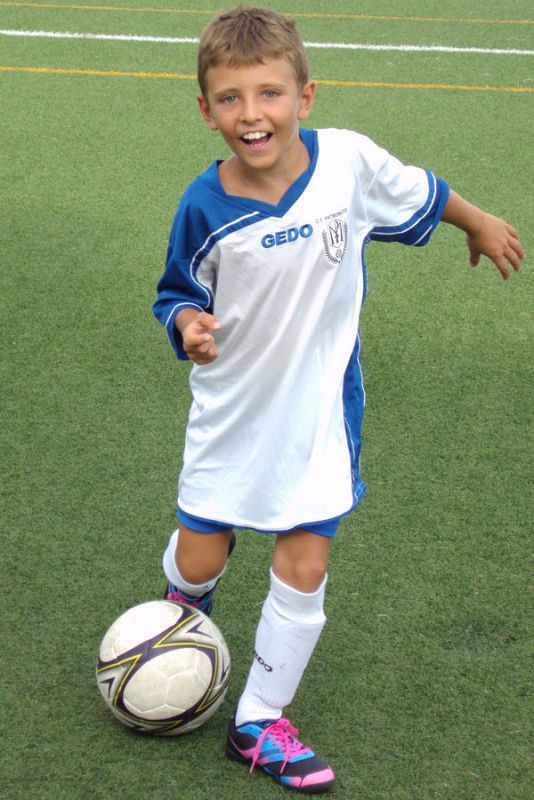 Mi hijo Miguel Ángel tiene 9 años recién cumplidos. El futbol es su vida. Todo el día está jugando. Siempre... Tiene balones por todas partes..Yo no puedo darle mucho ya que estamos solos desde que tenía 5 años y no tengo ayuda.. Vivimos y somos de