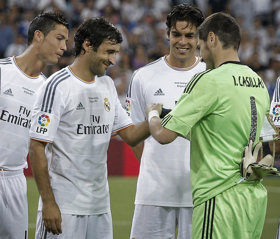 Iker Casillas cedió el brazalete de capitán a Raúl, que disputó la primera parte con la camiseta del Madrid