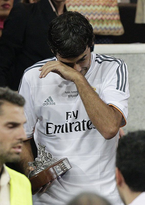 Raúl Gonzalez se seca la lágrimas, emocionado por el homenaje del Bernabéu, y lleva la réplica de la estatua de Cibeles que le ofreció el Rey