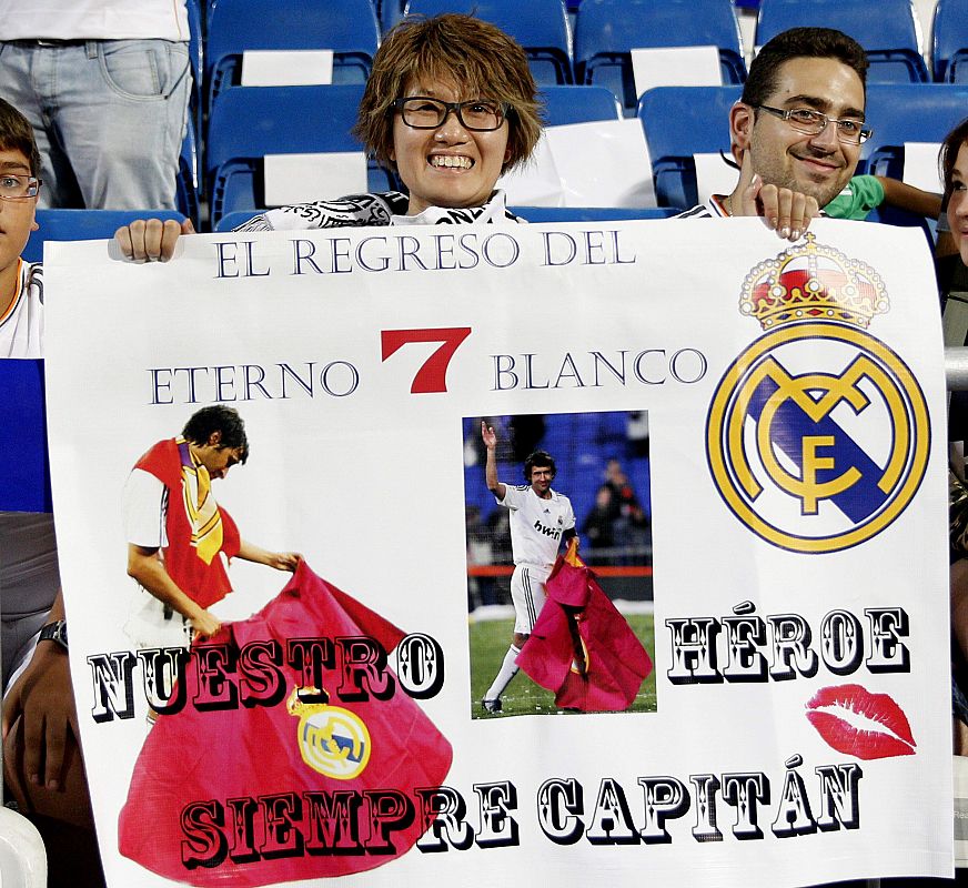 Aficionados del Real Madrid con un cartel dedicado a Raúl González