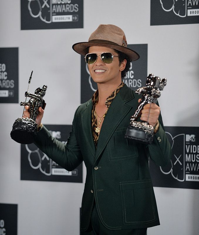 El cantante y músico Bruno Mars posa con los dos galardones recibidos en los MTV Video Music Awards 2013, entre ellos el de Mejor Video de Artista Masculino