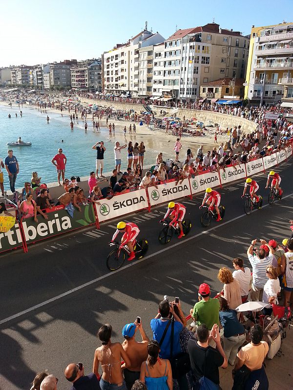 Nunca tuve bici. Somos 4 hermanos y la cosa no daba para más. Pero mi casa se paralizaba para ver a Álvaro Pino haciendo grande el ciclismo gallego y español. Desde entonces la vuelta es una cita ineludible y más desde que Galicia ha vuelto a entrar