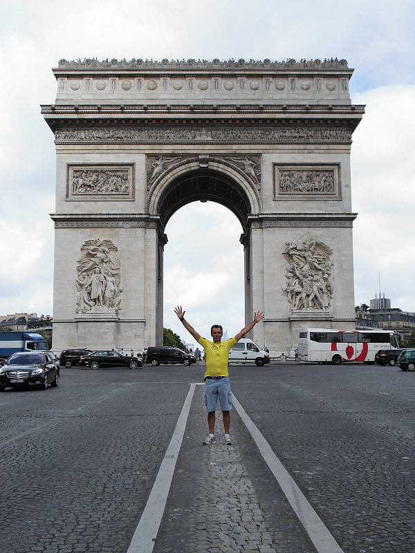 Este año hago 30 años montando en bici comencé a los 19 años y tengo 49,también este año he cumplido bodas de plata de casado mi mujer ha ahorrado durante tres años para ir a parís y allí me he coronado con un sueño vestir de amarillo en el arco del