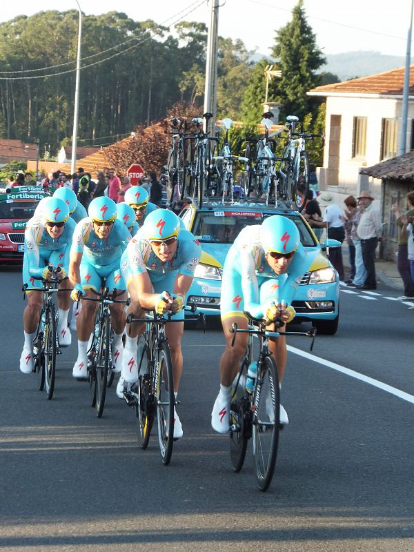 Foto etapa 1º contrarreloj por equipos. El ciclismo conjuga los valores del esfuerzo el sacrificio y sufrimiento. Fotografía de Francisco Vidal Bea