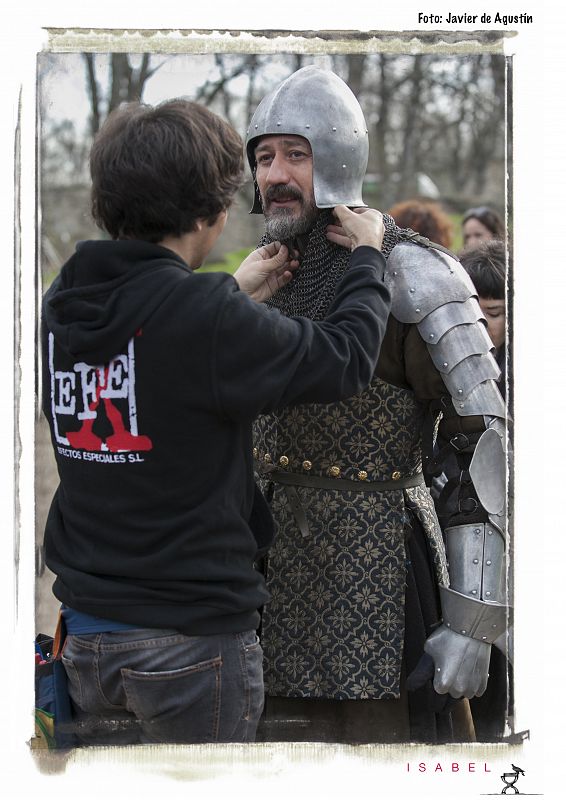 Daniel Albadalejo se prepara para salir a escena...¡llevar la armadura del rey de Portugal no es nada fácil!