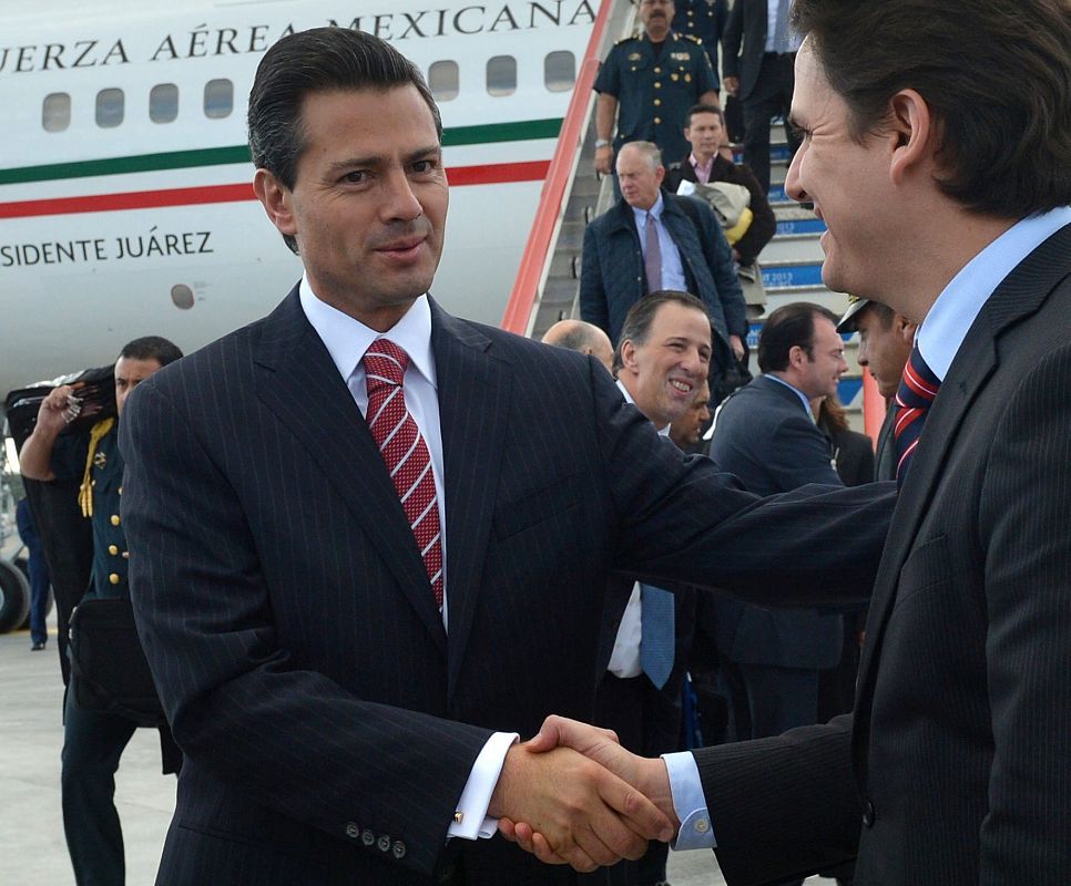 El presidente de México, Enrique Peña Nieto, a su llegada al aeropuerto de San Petersburgo