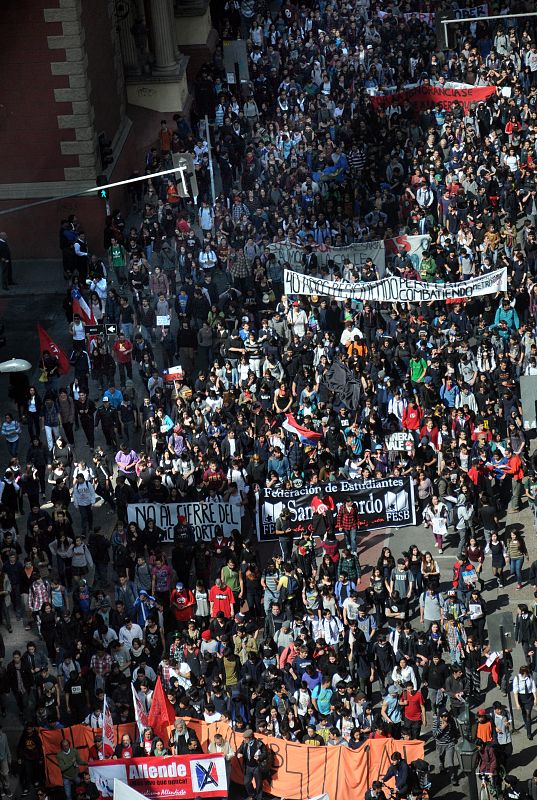 MILES DE ESTUDIANTES SE MANIFIESTAN POR UNA EDUCACIÓN GRATUITA Y DE CALIDAD