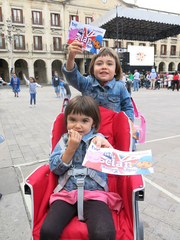 'Let's Clan' atrae a decenas de niños a la Plaza de España en Vitoria