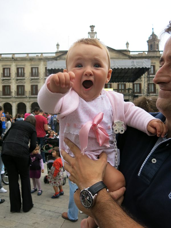 'Let's Clan' atrae a decenas de niños a la Plaza de España en Vitoria