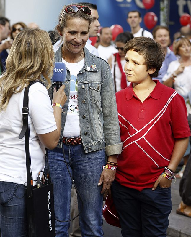 La infanta Elena, con su hijo, Felipe Juan Froilán, atiende a TVE en la puerta de Alcalá.