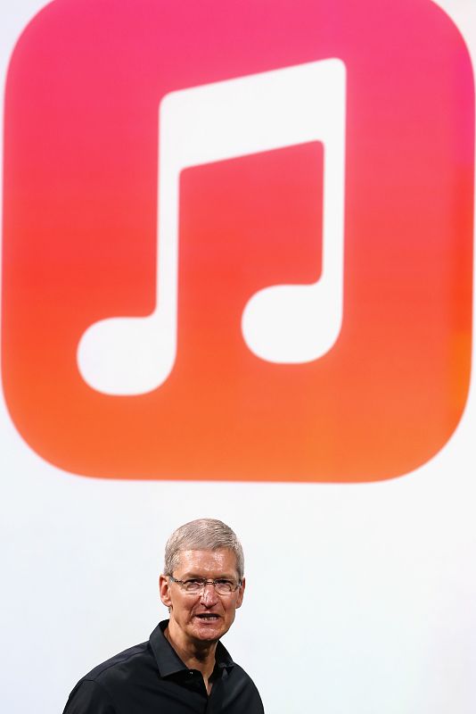 Apple presenta iTunes Radio, que permitirá a los usuarios de iTunes crear estaciones de radio según artistas o canciones específicas. iTunes radio será gratuito pero Apple incluirá publicidad.