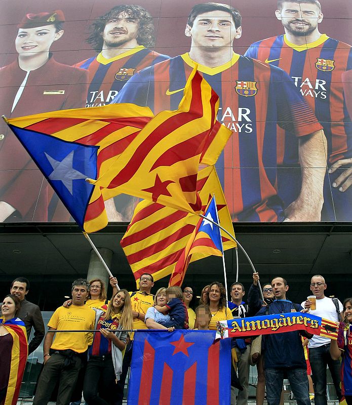 Varias personas congregadas frente al Camp Nou, el estadio del FC Barcelona.