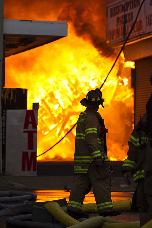 El equipo de bomberos trata de contener las llamas del incendio que se ha desatado en Nueva Jersey y que ha arrasado varias bloques en el paseo de Seaside Park