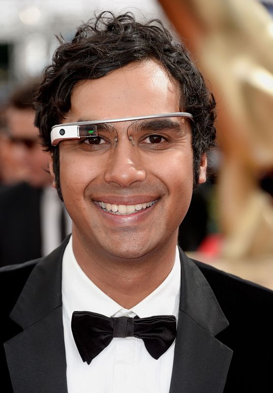 El actor Kunal Nayyar, conocido por su papel como 'Rajesh Koothrappali' en la serie 'The Big Bang Theory', posa con las Google Glass en su llegada a la gala de los premios Emmy 2013