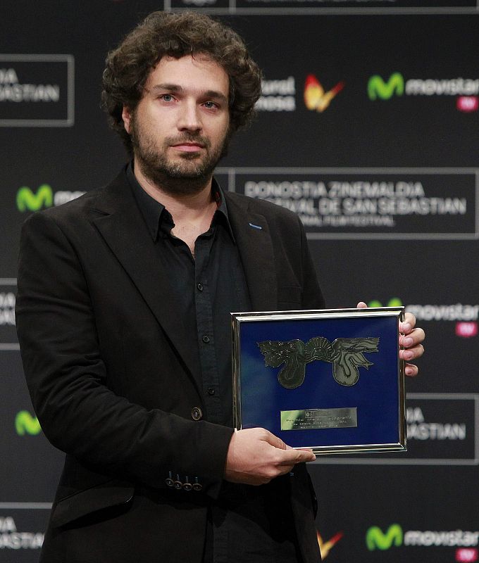 Pau Esteve Birba muestra el Premio del Jurado a la Mejor Fotografía