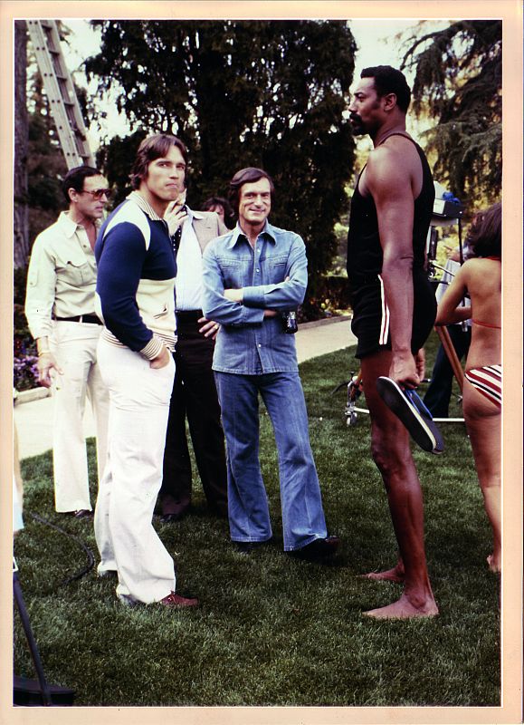 Arnold Schwarzenegger, Hefner y Wilt Chamberlain en la Mansión  Playboy, en 1977