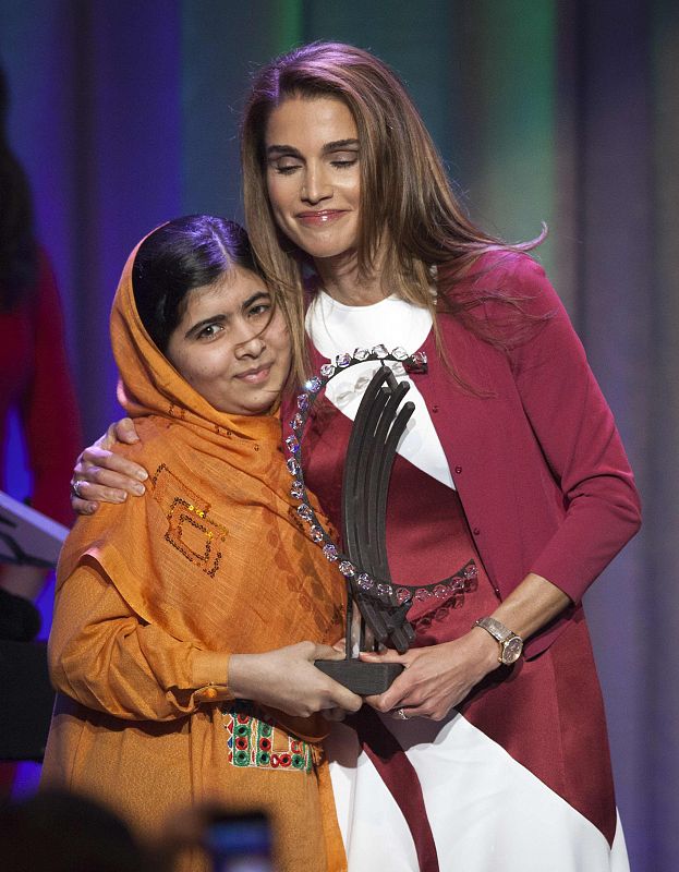 La joven paquistaní recibe el premio "Liderazgo en la Sociedad Civil" de manos de la reina de Jordania, Rania