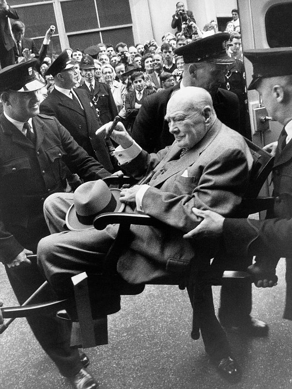 El político británico Winston Churchill, fotografiado mientras era transportado en una silla