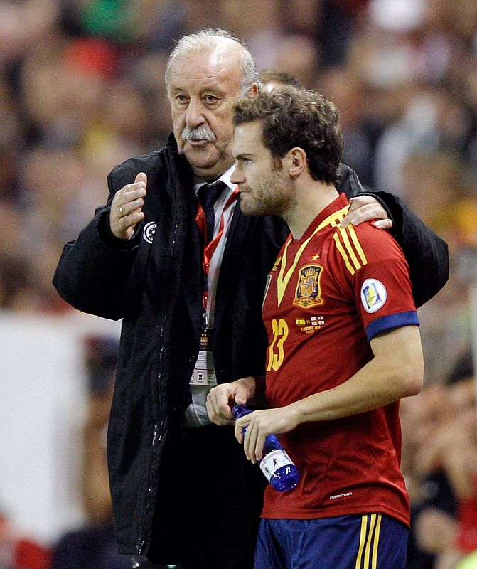 El entrenador de la selección española, Vicente del Bosque, conversa con Mata.