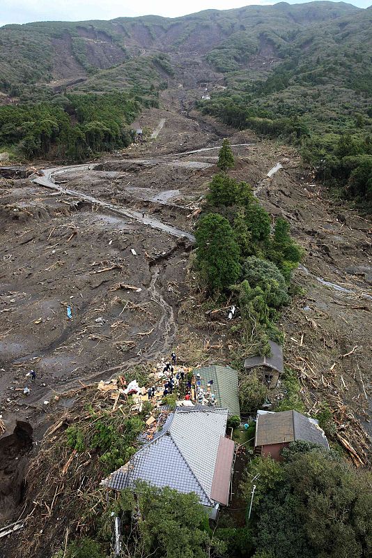 Las fuertes lluvias han causado corrimientos y olas de lodo en varias zonas del país
