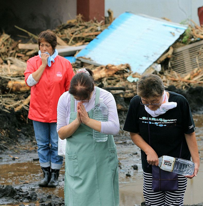 Supervivientes del tifón rinden tributo a los muertos, en Izu Oshima