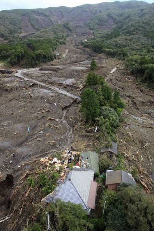 Las fuertes lluvias han causado corrimientos y olas de lodo en varias zonas del país