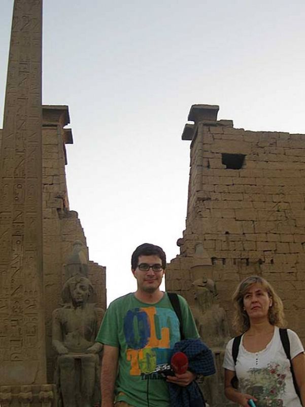 Álvaro Soto y Esther García Tierno, ante el templo de Luxor