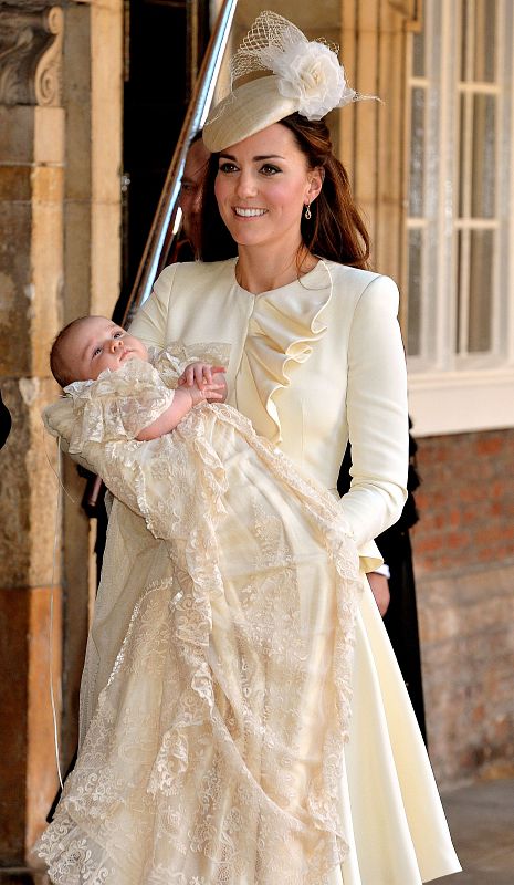 Catalina, duquesa de Cambridge, con su hijo, el príncipe Jorge, en brazos.