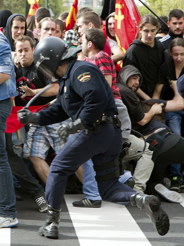 El enfrentamiento entre estudiantes y los sindicatos convocantes de la manifestación en Zaragoza, a raíz de la detención de dos jóvenes integrantes de un piquete, ha retrasado una hora y media el inicio de la movilización.