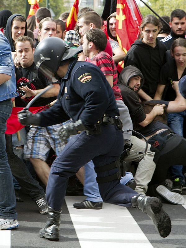 El enfrentamiento entre estudiantes y los sindicatos convocantes de la manifestación en Zaragoza, a raíz de la detención de dos jóvenes integrantes de un piquete, ha retrasado una hora y media el inicio de la movilización.