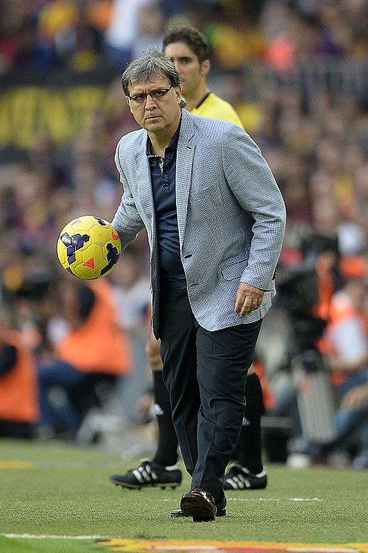 El 'Tata' Martino devuelve un balón en su primer Barcelona-Real Madrid.