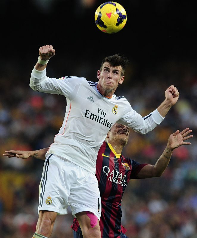 Gareth Bale recibe un balón en el Camp Nou.