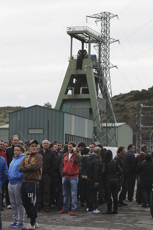 Varias personas en los alrededores del pozo