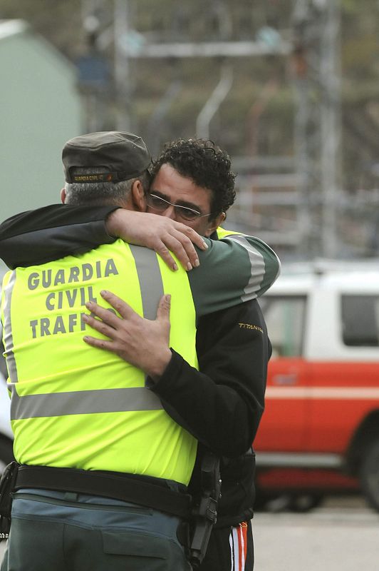 Un agente de la Guardia Civil abraza a un hombre en las inmediaciones del Pozo Emilio del Valle