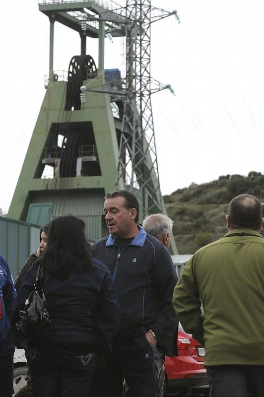 Familiares y amigos de los mineros en las inmediaciones del Pozo Emilio del Valle de la localidad de Santa Lucía de Gordón