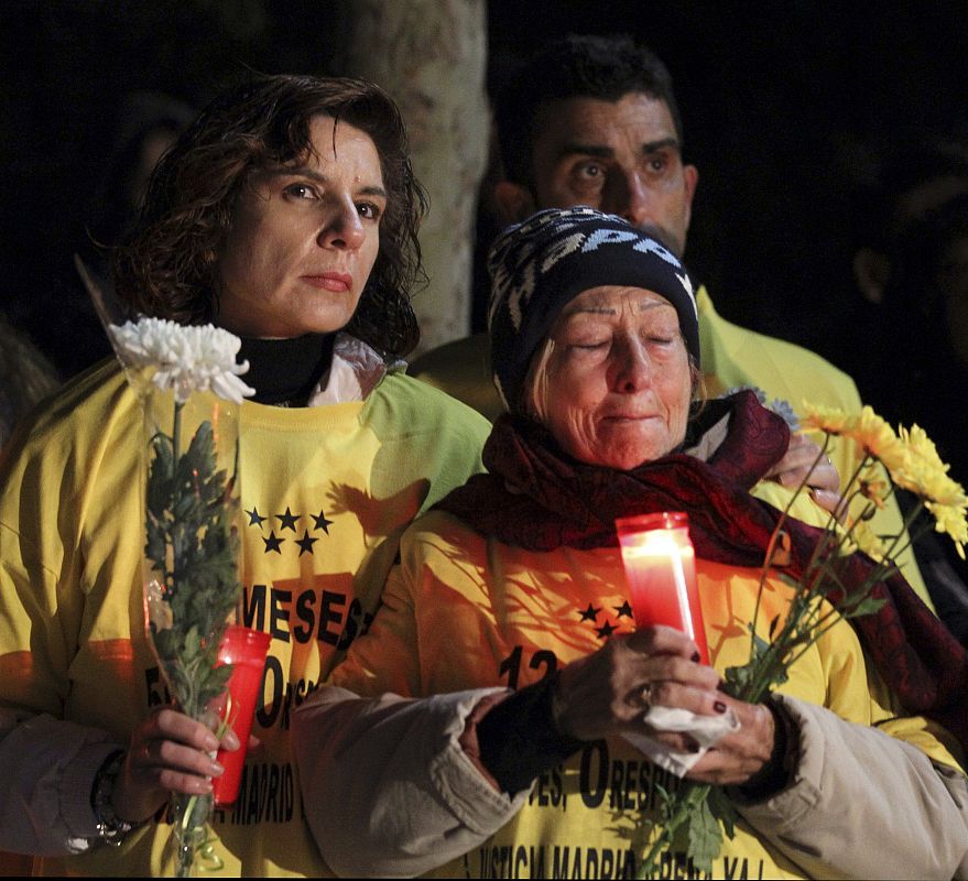 Familiares, amigos y conocidos han leído cartas, poemas y oraciones en memoria de las cinco jóvenes fallecidas hace un año en el recinto Madrid Arena