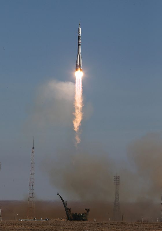 Vista del cohete Soyuz tras ser lanzado desde el cosmódromo de Baikonur (Kazajistán).