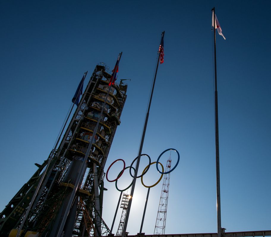 Unos aros olímpicos decoran la plataforma de lanzamiento