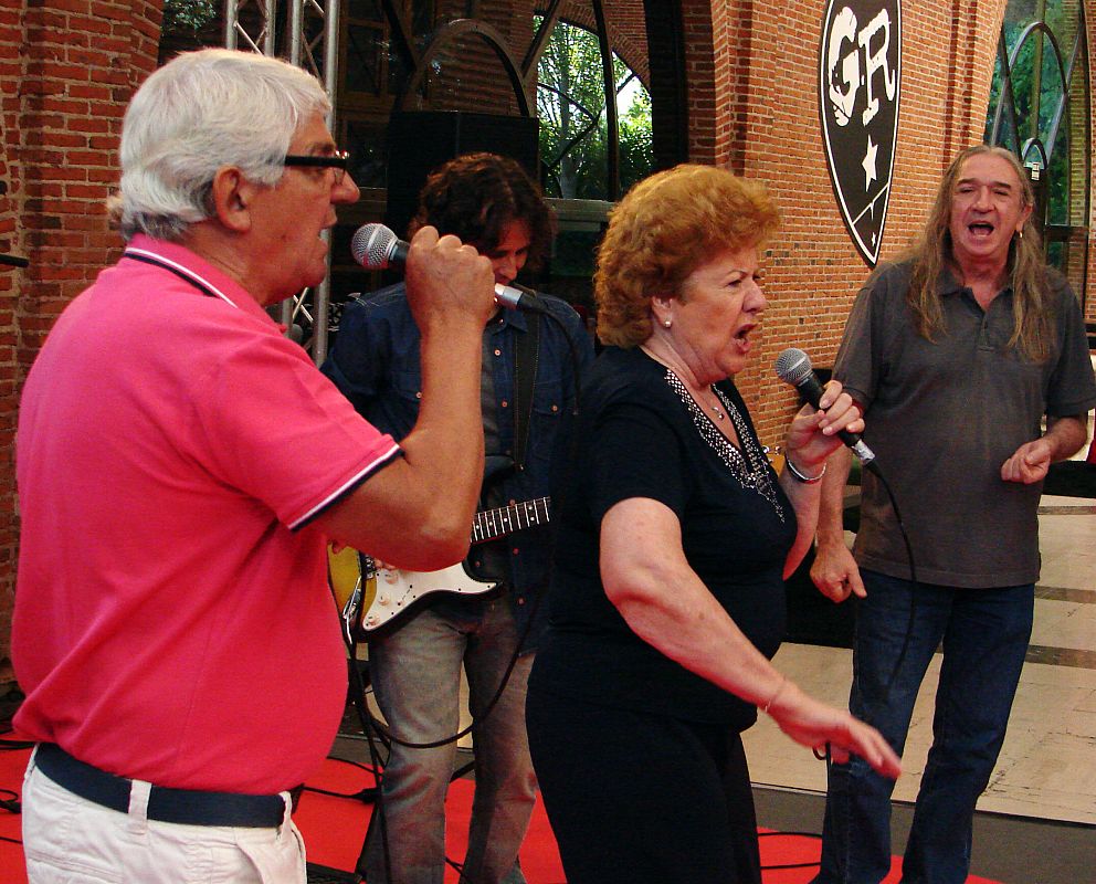 Antonio Ruiz y Rosa Rebato cantan 'Agradecido'
