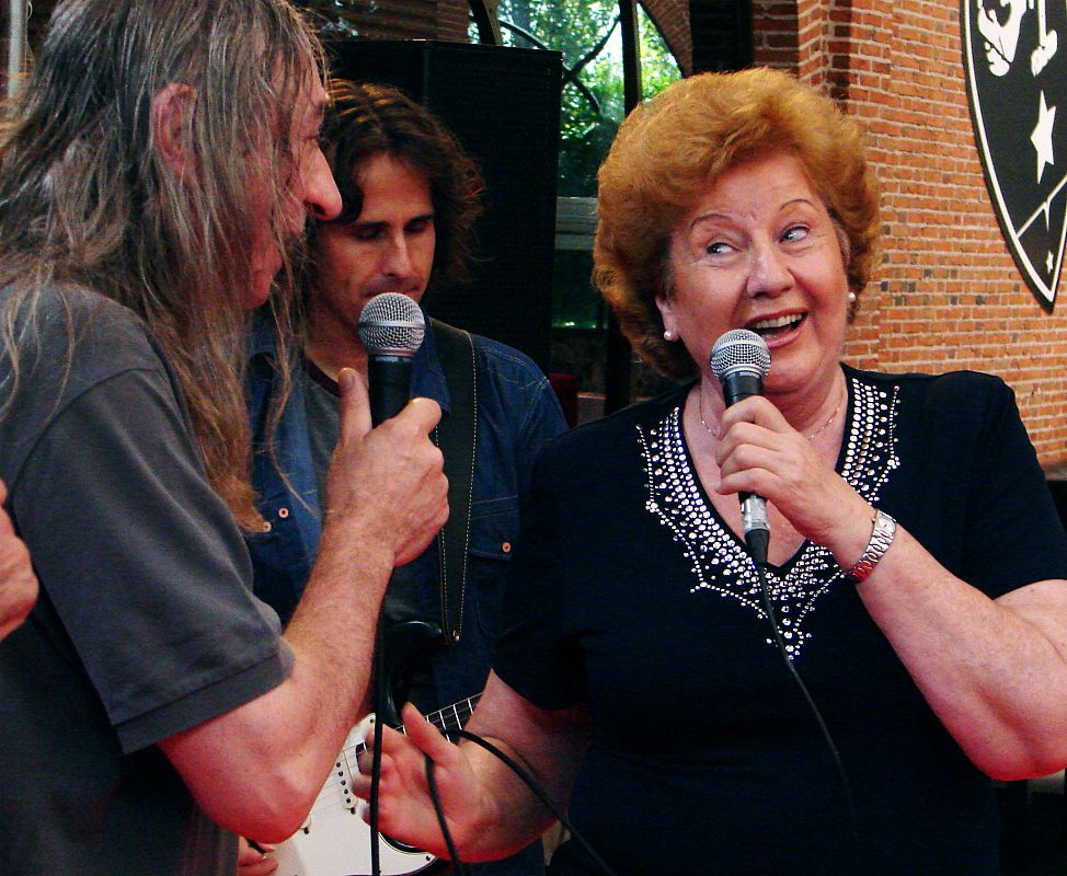 Rosendo y Rosa Rebato cantan 'Agradecido'