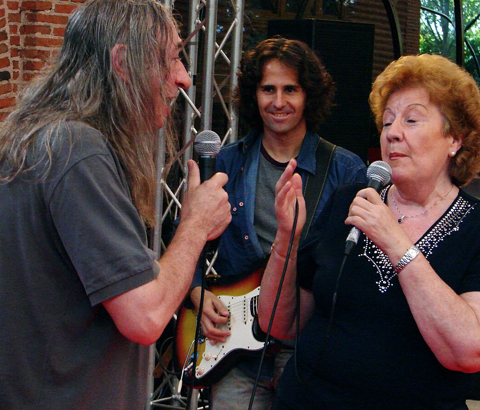 Rosendo, Jopi y Rosa Rebato cantando 'Agradecido'