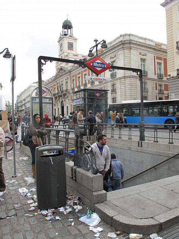 Calles sucias en la Puerta del Sol por la huelga de basura