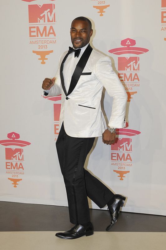 La modelo Tyson Beckford posa a su llegada a la gala de los premios