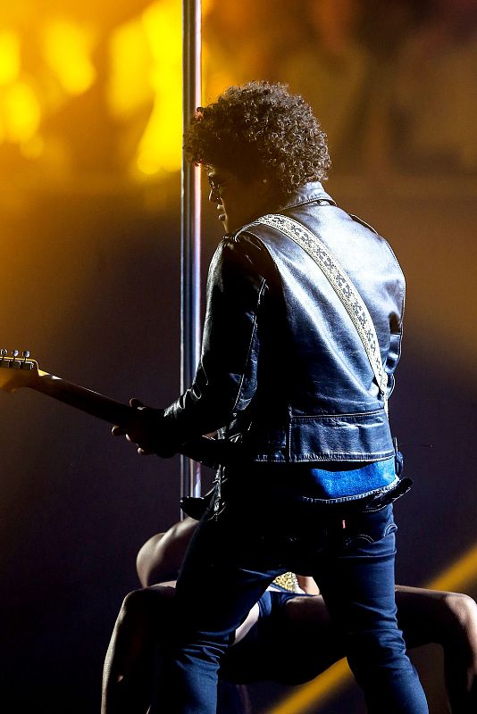 El cantante Bruno Mars duante su actuación en Ámsterdam en la gala de los premios EMA de MTV