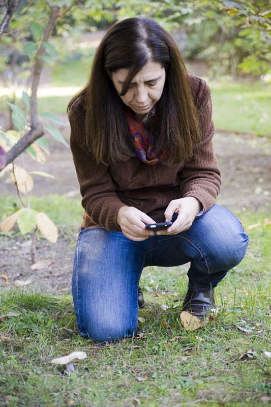 La investigadora del CSIC, María Paz Martín, en el Real Jardín Botánico usando FungiNote.