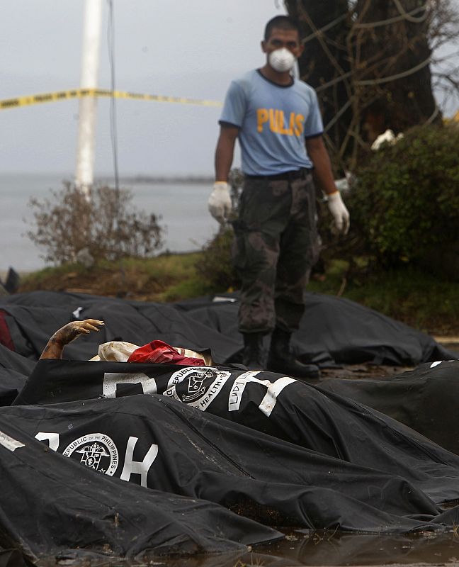 Cadáveres en Tacloban, isla de Leyte, la zona más afectada por el ciclón