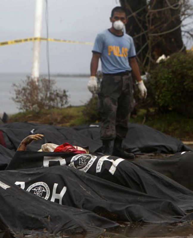 Cadáveres en Tacloban, isla de Leyte, la zona más afectada por el ciclón