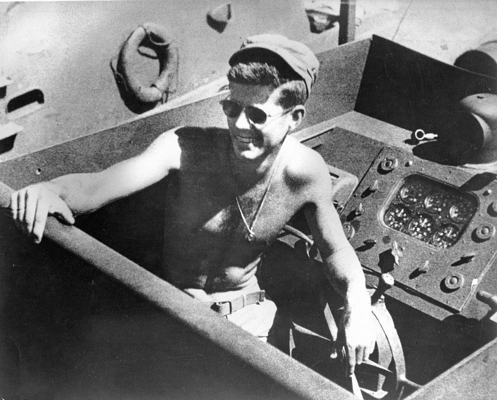 El teniente John F. Kennedy a bordo de una patrullera PT-109 durante la Segunda Guerra Mundial en el Pacífico, en marzo de 1942