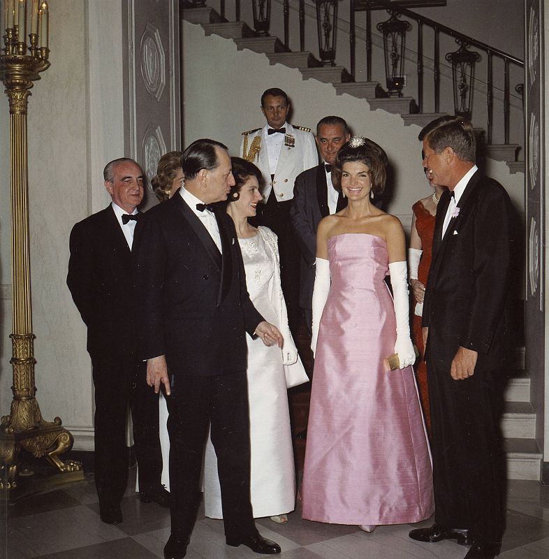 El presidente estadounidense Kennedy y la primera dama ofrecen una cena de gala en honor de André Malraux, ministro de Cultura francés, en Washington